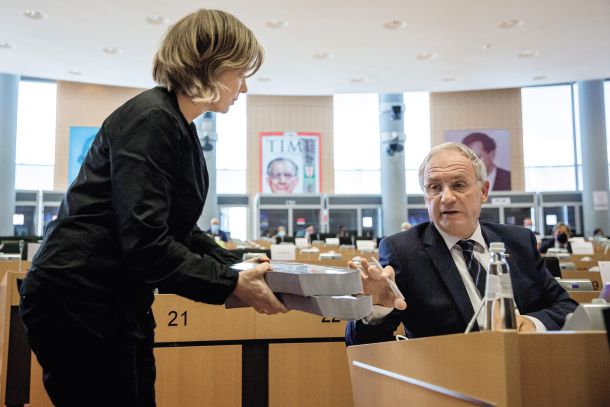 Minister za notranje zadeve Aleš Hojs je v evropskem parlamentu nejevoljno sprejel knjigo o nezakonitem vračanju beguncev, zanj so pričevanja o kršenju mednarodnega prava laži 