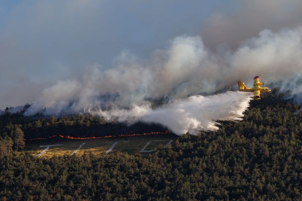 Požar je v ponedeljek gasilo več kot 400 gasilcev iz več slovenskih gasilskih regij, na pomoč jim je prišlo tudi pet helikopterjev, med njimi dva iz sosednje italijanske dežele Furlanije-Julijske krajine.