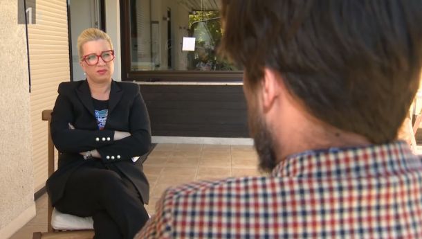 Novinarka in Dušan Smodej v intervjuju za oddajo Tarča na TV Slovenija