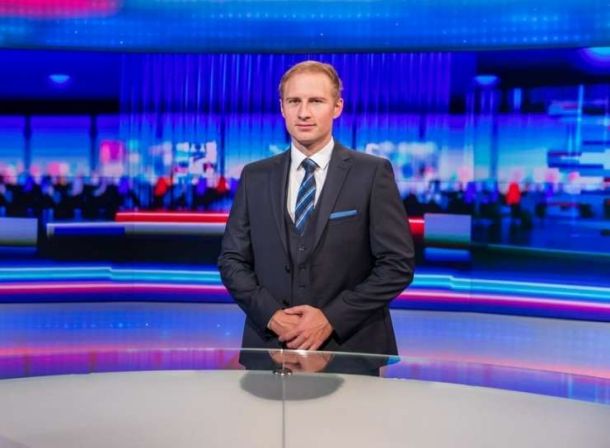 Novi voditelj Odmevov Luka Svetina se je »izkazal« z vodenjem oddaj na Janševi strankarski televiziji Nova24TV