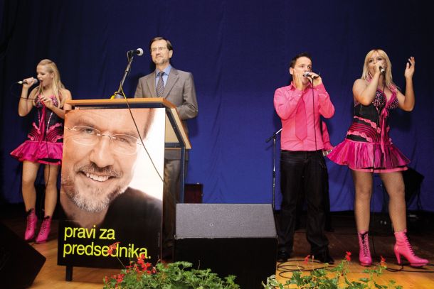 Nastop skupine Atomik Harmonik v Krškem, na predvolilnem shodu Lojzeta Peterleta, ki je leta 2007 kandidiral za predsednika države. 