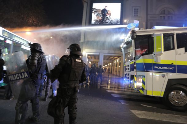 Hojsova policija na Šubičevi ulici nad protestnike z vodnim topom