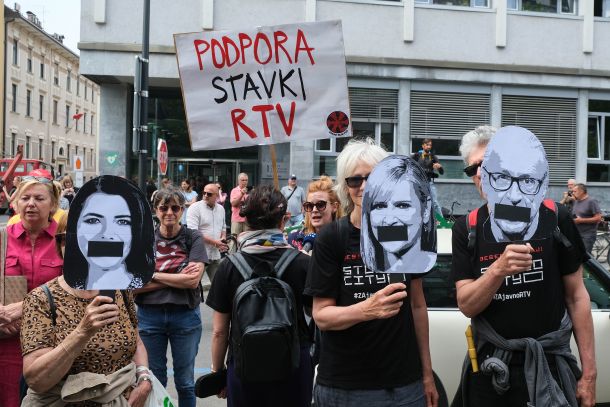 Novinarji in novinarke RTV Slovenija so v torek stavkali že četrtič od menjave (politično nastavljenega) vodstva v času tretje Janševe vlade