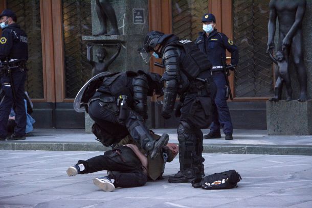 Policijsko nasilje na petkovem protivladnem protestu pred parlamentom v Ljubljani