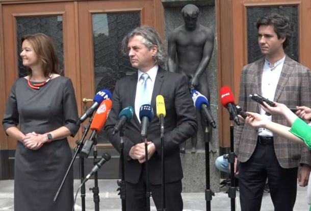 Tanja Fajon, Robert Golob in Luka Mesec po prvem krogu koalicijskih pogajanj pred parlamentom v Ljubljani