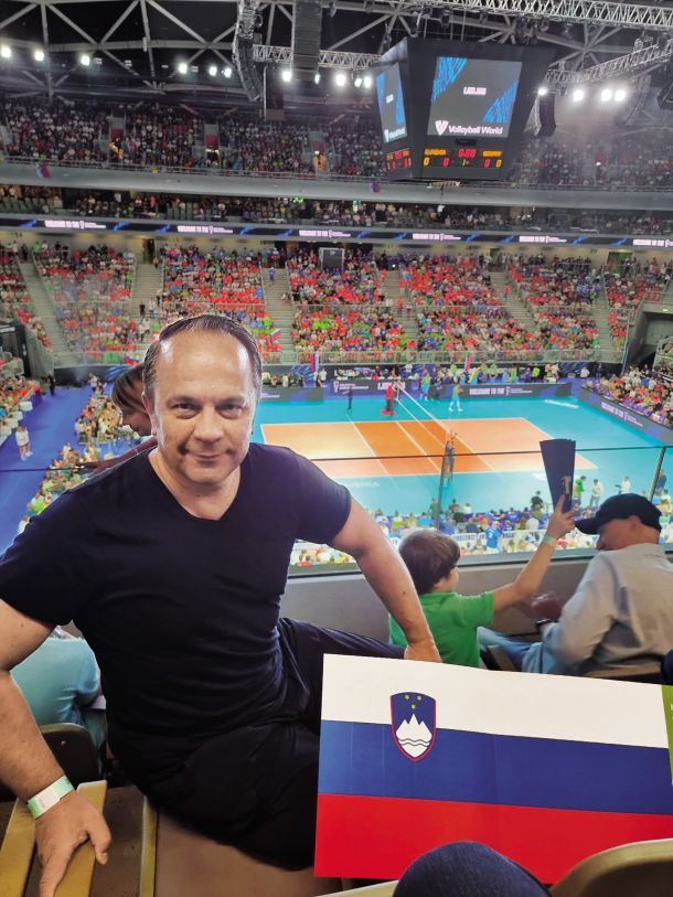 Neustrašni poslanec Branko Grims s slovensko zastavo na odbojkarski tekmi