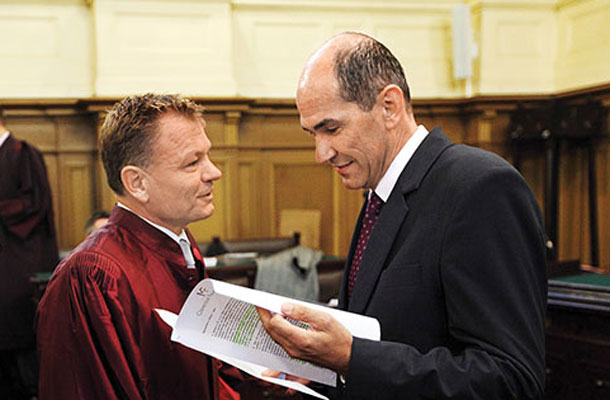 Franci Matoz, odvetnik, in Janez Janša, predsdnik SDS, na sodišču