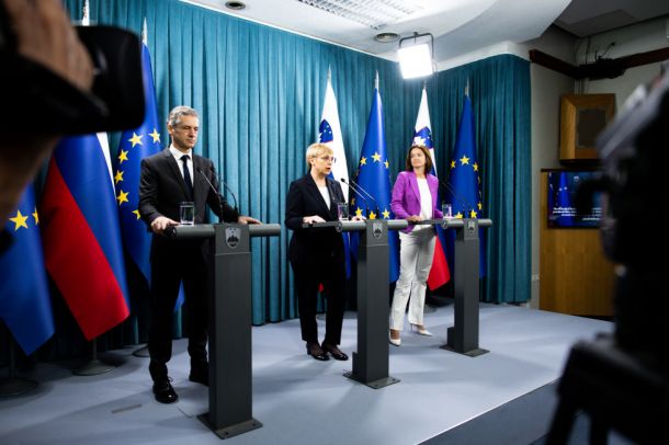 Pirc Musar, Golob in Fajon so v skupni izjavi, ki jo je objavilo zunanje ministrstvo, spomnili, da je EU na vrhu 21. junija 2003 v Grčiji potrdila evropsko perspektivo Zahodnega Balkana, države iz regije pa so podprle skupne vrednote.