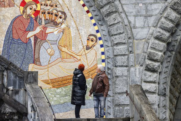 Mozaiki Marka Rupnika, ki krasijo baziliko Rožnega venca v Lurdu. Rupnika bodo najverjetneje izključili iz jezuitske skupnosti, a kaj storiti z njegovimi mozaiki? 