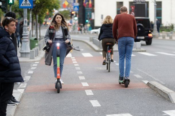 Povečuje se število prometnih nesreč voznikov električnih skirojev in