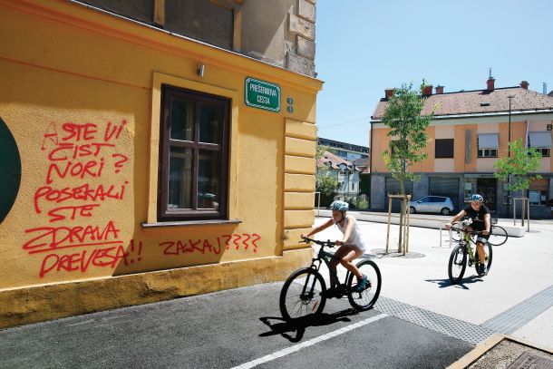 Grafit na križišču Rimske in Prešernove ulice v Ljubljani, kjer so nekoč stala drevesa, zdaj pa ta šele rastejo 