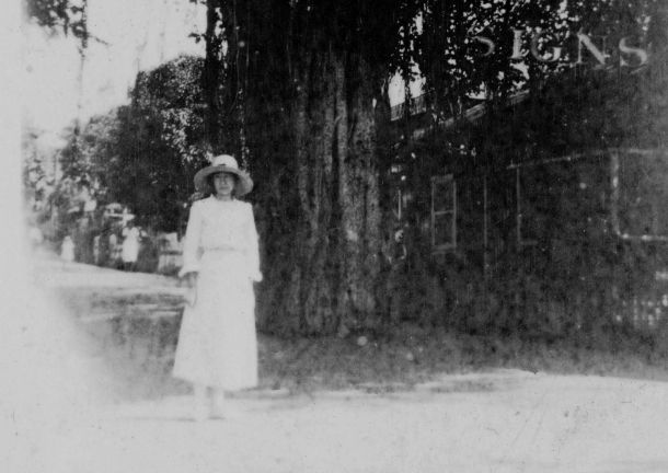 Alma M. Karlin v beli obleki in s klobukom, Honolulu, Havaji, 20. leta 20. stoletja