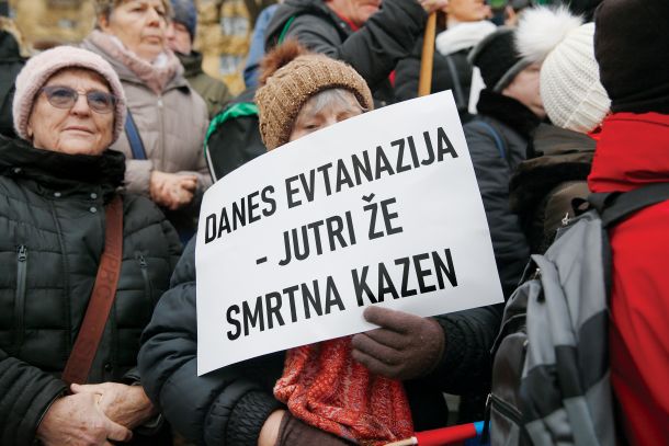 Transparent na shodu upokojencev na Trgu republike v Ljubljani