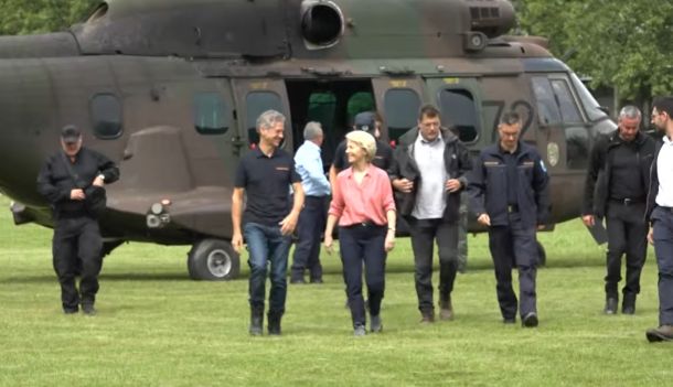 Pristanek vojaškega helikopterja in prihod Roberta Goloba ter Ursule von der Leyen na novinarsko konferenco
