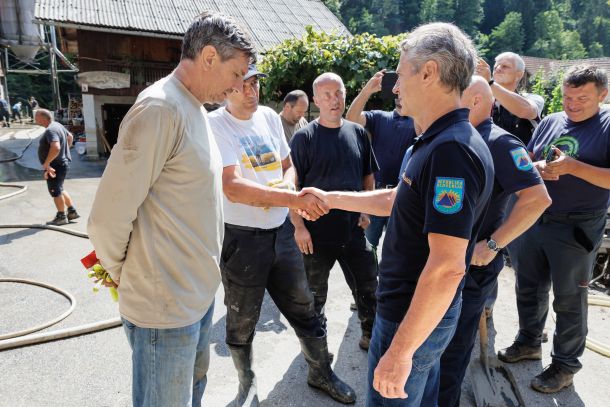 Robert Golob in Janez Janša v vasi Struge, 11. avgusta