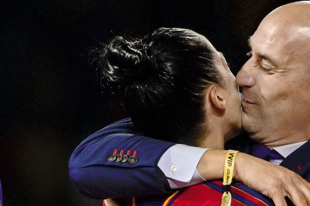 Začelo se je z izsiljenim poljubom, končalo pa z #MeToo španskega nogometa 