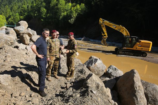 Minister za obrambo Marjan Šarec v času po avgustovskih poplavah na terenu nadzoruje, kako pomagajo vojaki