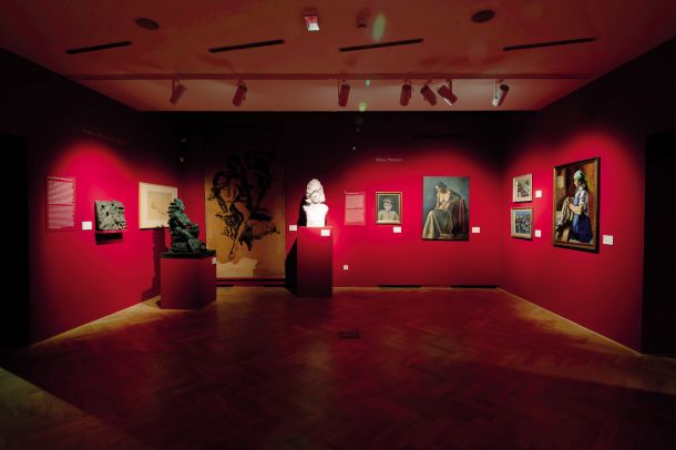 Oblikovalec razstave Bojan Lazarevič je s tem, ko je izbral barvite stene, eksponatom dvignil izrazno moč in se tako poklonil umetnicam. V rdeči sobi si delajo družbo dela kiparke Karle Bulovec Mrak in slikarke Mire Pregelj. 