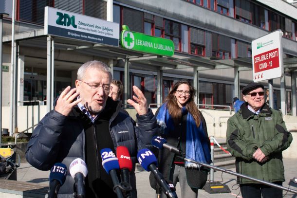Nekdanji minister za zdravje Dušan Keber na novinarski konferenci opozarja na razprodajo in razkroj javnega zdravstva
