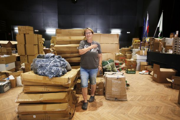 Županja Črne na Koroškem Romana Lesjak v začasnem skladišču prejete pomoči po avgustovskih poplavah