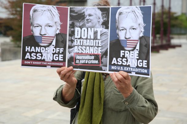 Protest za izpustitev Juliana Assangea v Ljubljani leta 2020 