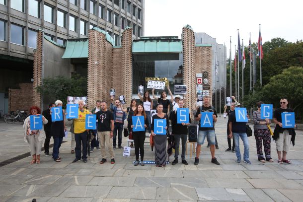 Protest za izpustitev Juliana Assangea na Trgu republike leta 2020