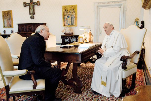 Marko Rupnik med pogovorom s papežem Frančiškom. Fotografija je nastala januarja 2022, v času, ko so bile obtožbe zoper Rupnika že znane.