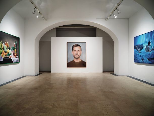 Vsebino slik na razstavi Last v ljubljanski Galeriji Vžigalica, tudi svoj portret (v sredini), je dal umetnik The Miha Artnaka (1983) po naročilu ustvariti v estetiki, kakršno navadno generira umetna inteligenca.