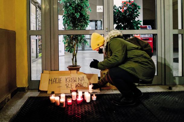 Sveče v spomin na umrle matere pred sedežem vroclavskega štaba tradicionalistične poljske stranke Zakon in pravičnost 