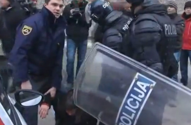 Mariborska protestnica v rokah policije