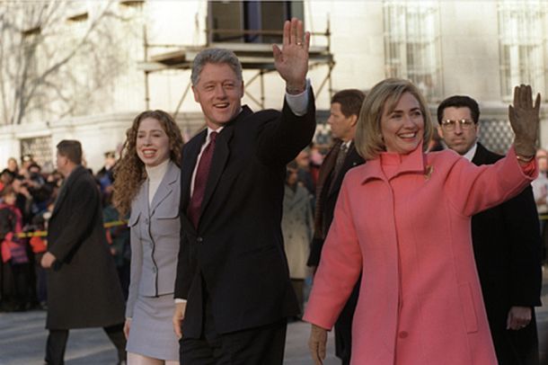 Hillary in Bill Clinton s hčerko Chelseo pred leti, v za njihovo družino boljših časih