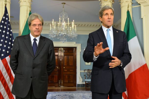 Paolo Gentiloni z ameriškim državnim sekretarjem Johnom Kerryjem pred dvema letoma v Rimu
