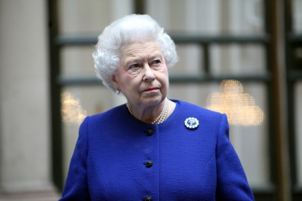 91-letna kraljica Elizabeta II. si privošči štiri koktajle na dan. 