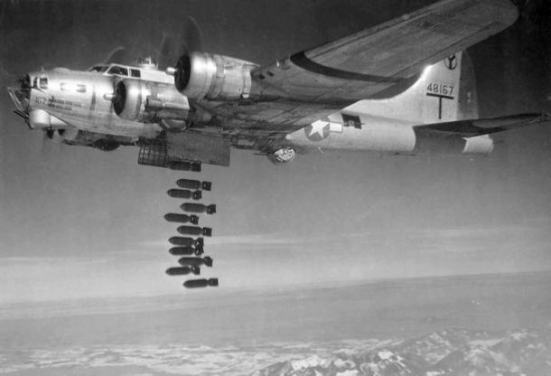 Boeing B-17G spušča bombe, 1944/45