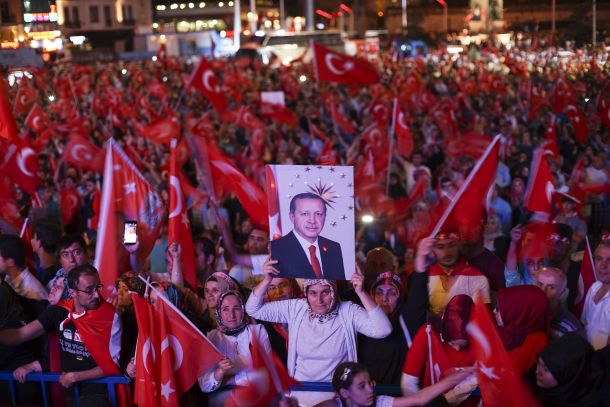 Turški shod v podporo Erdoganu kmalu po poskusu vojaškega udara.