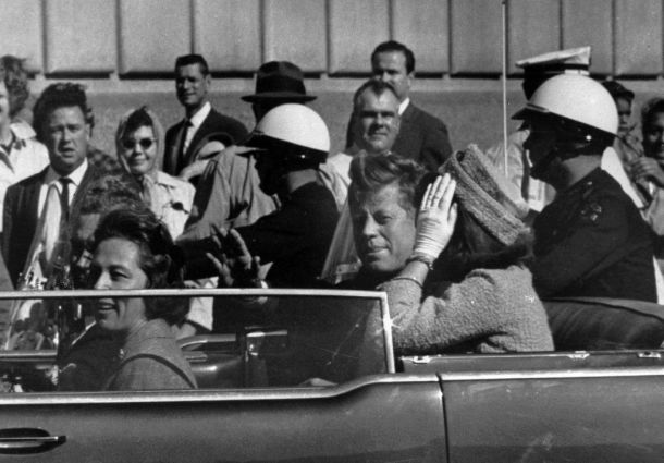 John F. Kennedy in Jackie O. približno uro pred atentatom v Dallasu
