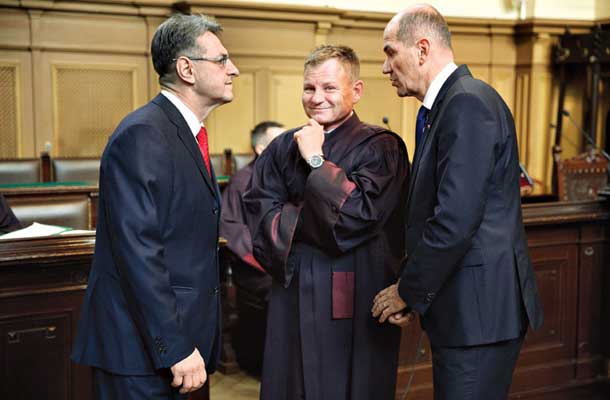 Upokojeni brigadir Tone Krkovič in predsednik SDS Janez Janša v družbi odvetnika Francija Matoza na sojenju v zadevi Patria 