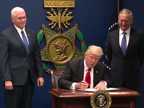 Ameriški predsednik Donald Trump januarja, ko je podpisal izvršni ukaz o 120-dnevni prepovedi vstopa državljanov sedmih muslimanskih držav v ZDA. 