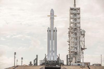 Raketa Falcon Heavy