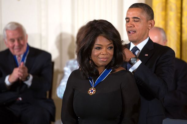 Nekdanji ameriški predsednik Barack Obama je Oprah Winfrey za njene zasluge odlikoval z državnim priznanjem