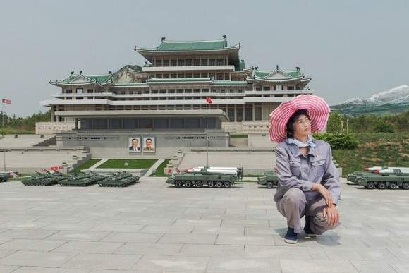 Matjaž Tančič: #24. Ri Gyong Sun, 45, vzdrževalka v Folk Parku Pyongyang