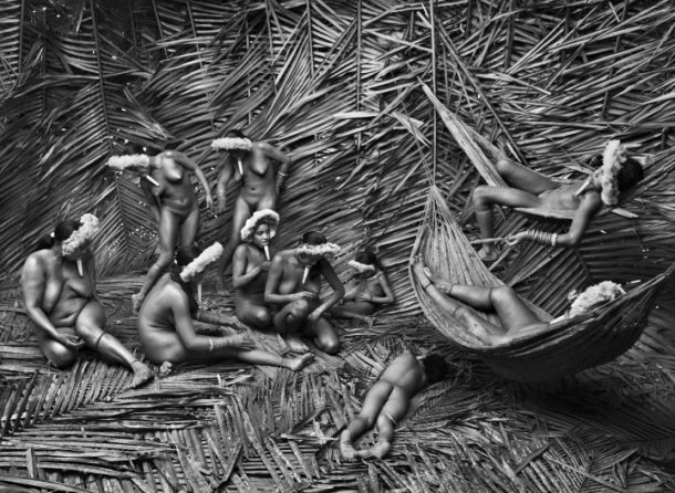 Ženske iz vasi Towari Ypy, ki pripada plemenu Zo’é, si rade barvajo telesa z rdečim barvilom »urucum« iz semen grma Bixa orellana. Pará. Brazilija. 2009. ©Sebastião Salgado. Amazonas Images.