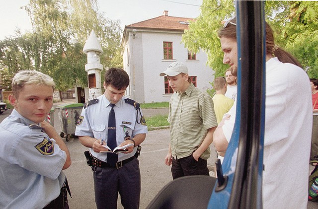 Prijazno popisovanje čeških protestnikov na Metelkovi