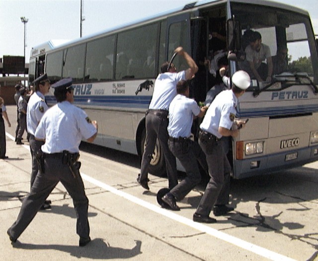 Brutalen napad protestnikov na policijo na Fernetičih