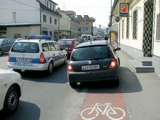 Vzrok: Napačno parkirano vozilo in brezbrižna policija