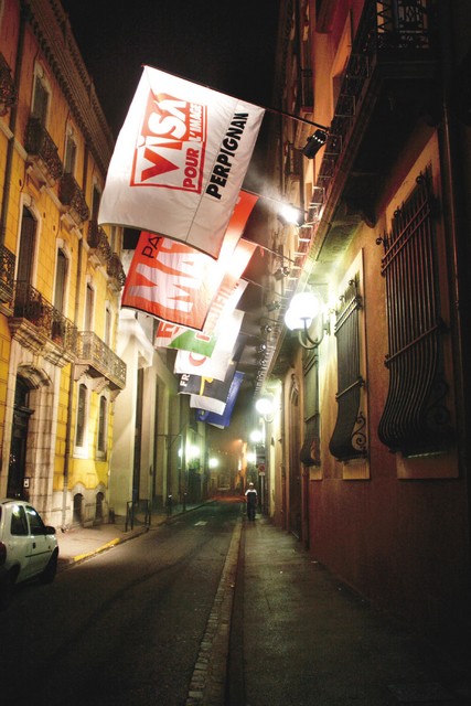 Perpignan, mestece v Pirenejih, zaživi v duhu novinarske fotografije, saj se tja z vsega sveta zgrne več tisoč poklicnih fotografov. Mesto živi s festivalom in na vsaki točki, kjer poteka razstava, plapola zastava organizatorja Visa Pour L'Image.