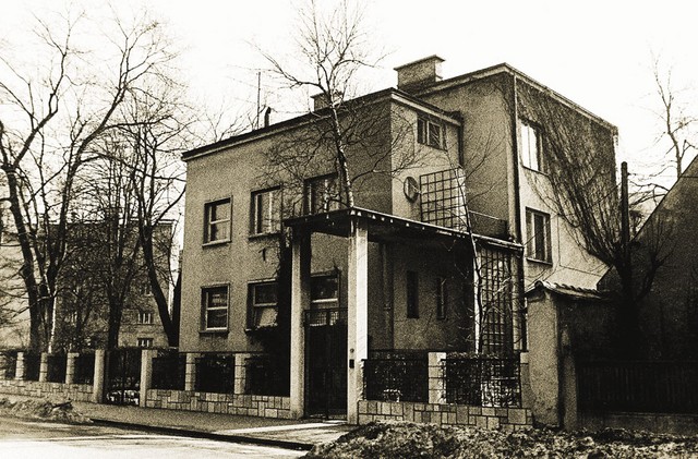 Zasnovo vile Bahovec je arhitekt Jože Mesar prilagodil okoliškim drevesom, brezo je pustil rasti skozi vhodni nadstrešek (foto Stane Bernik)