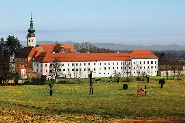 Kostanjevica: Škofija Novo Mesto naj bi v zaščitenem območju gradu in okoliških zemljišč v Kostanjevici, ki ji bo pripadlo z denacionalizacijo, načrtovala stanovanjsko sosesko. Stroka se s tem ne strinja.