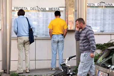 Konec leta se je število brezposelnih v Sloveniji bližalo številki 100.000