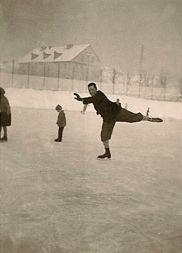 Bloudek na drsalkah, trikrat zapored je bil državni prvak v umetnostnem drsanju - 1926/27/29.